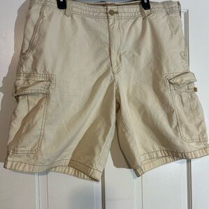 IZOD Men’s Saltwater Cargo Shorts - light beige - XL. (Size 40x10.5)